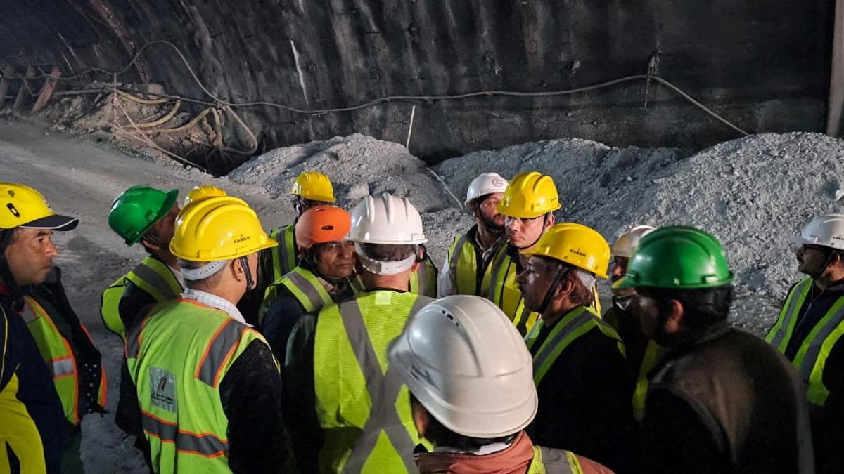 40 trabajadores atrapados en un túnel que se derrumbó en India