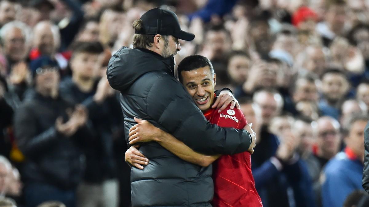 Jürgen Klopp junto a Thiago Alcántara