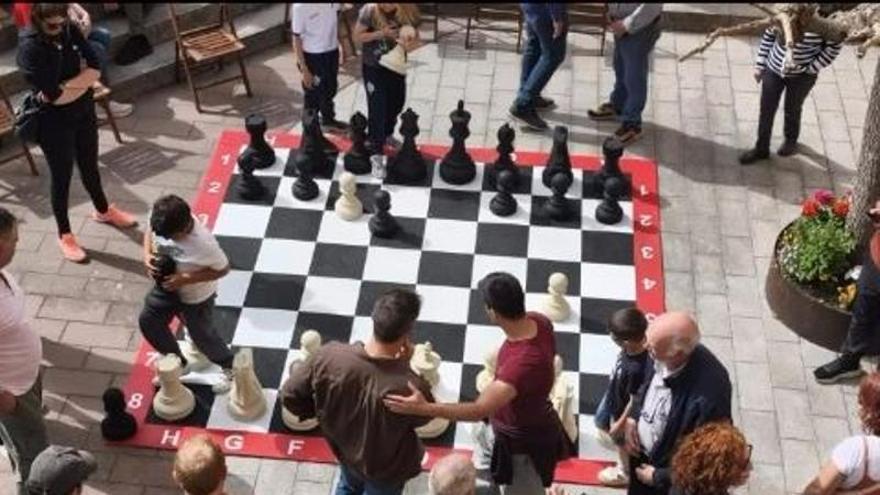 El poble de Santa Pau recorda Albert Badosa amb uns escacs gegants a la plaça