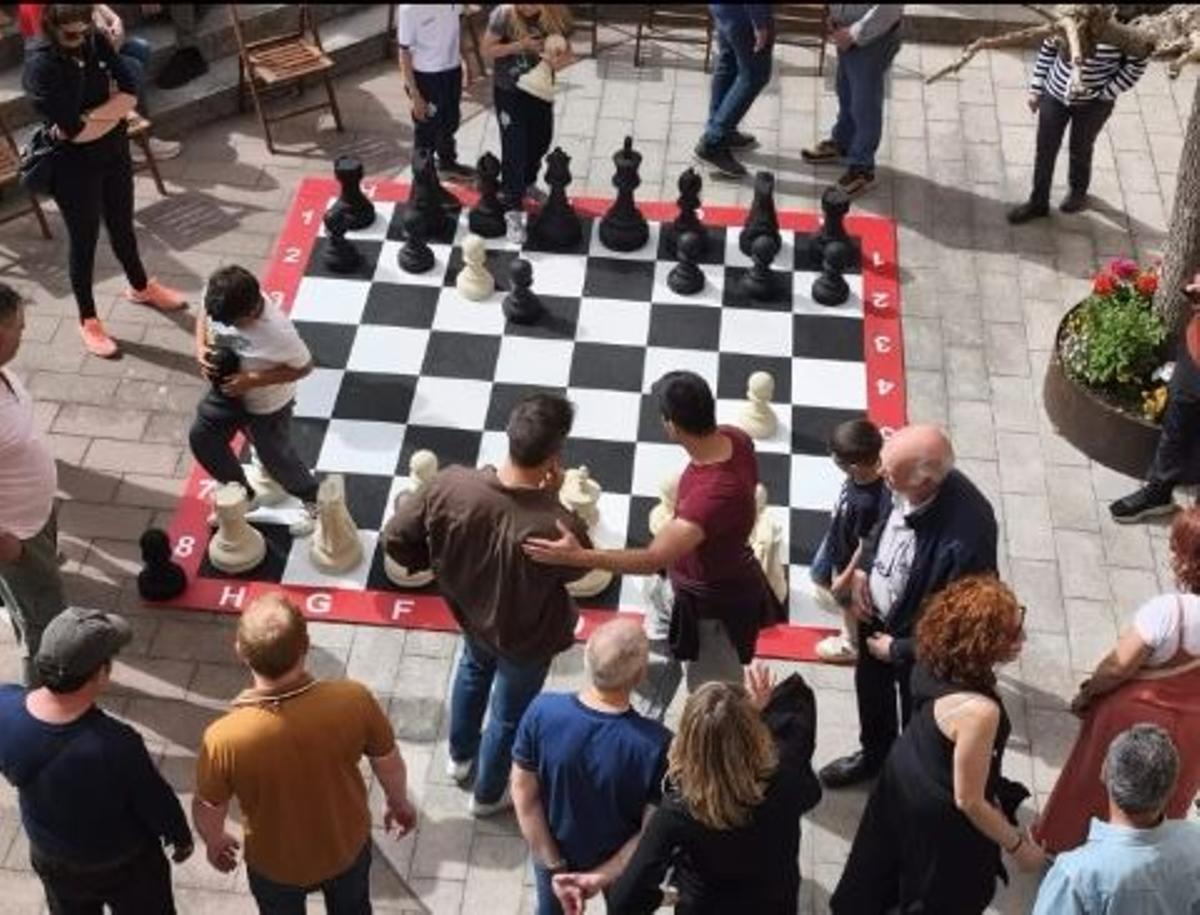 L'acte d'inauguració del gran tauler d'escacs a la plaça de l'Ajuntament