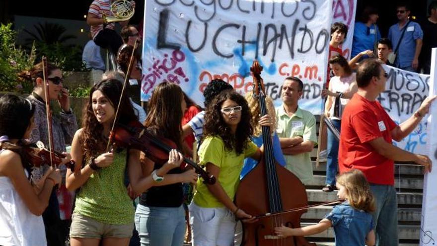 Protestas de los alumnos del conservatorio Martín Tenllado.    IU presentará una moción en este sentido en el pleno del Ayuntamiento de Málaga y una iniciativa en el Parlamento andalu