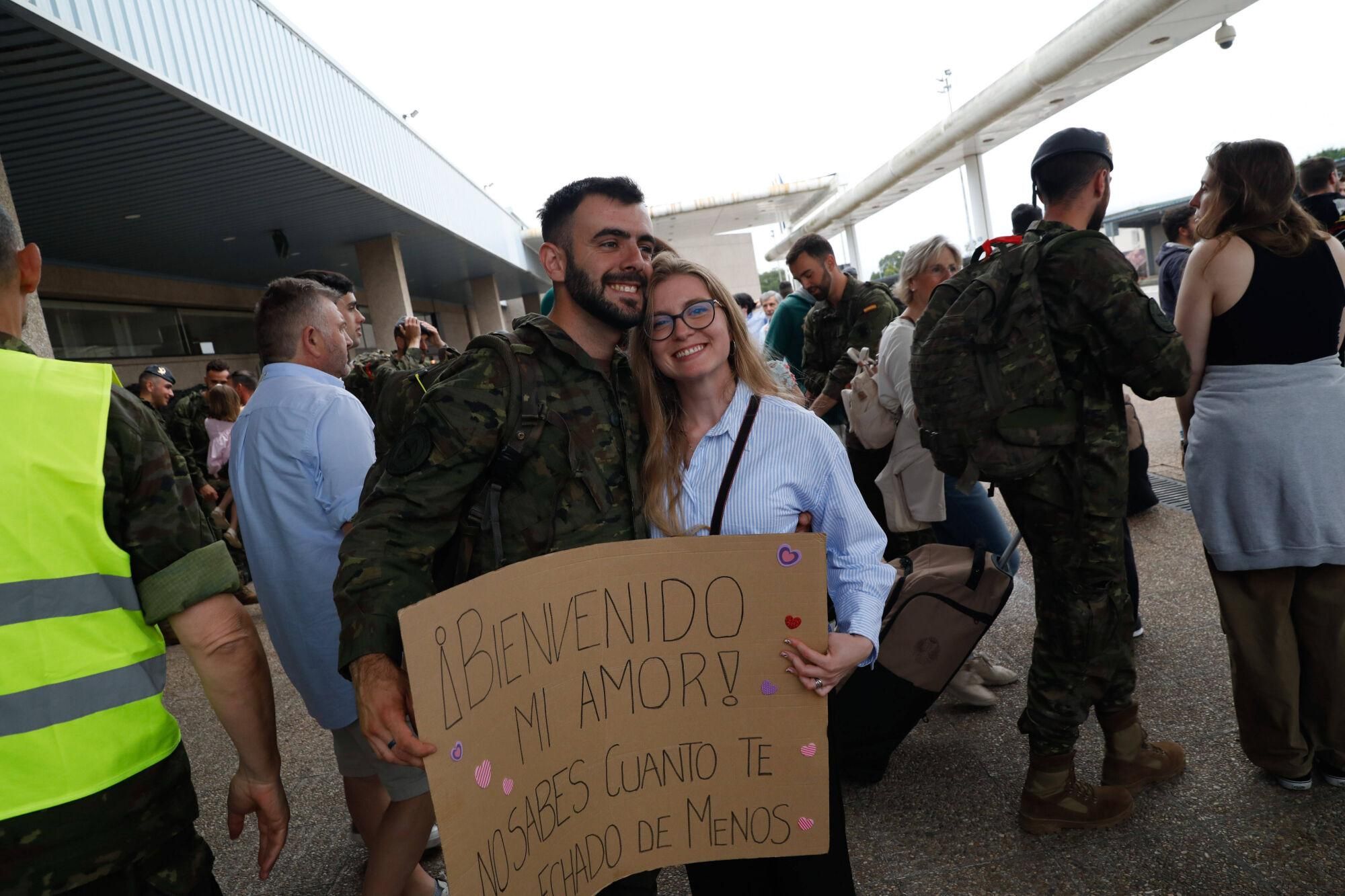 EN IMÁGENES: El regreso a Asturias en el aeropuerto del batallón "Toledo" tras meses en Eslovaquia