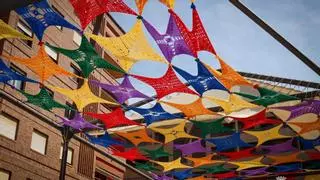 Las mujeres de Torrent tejen un toldo de crochet para dar sombra a la Plaza América