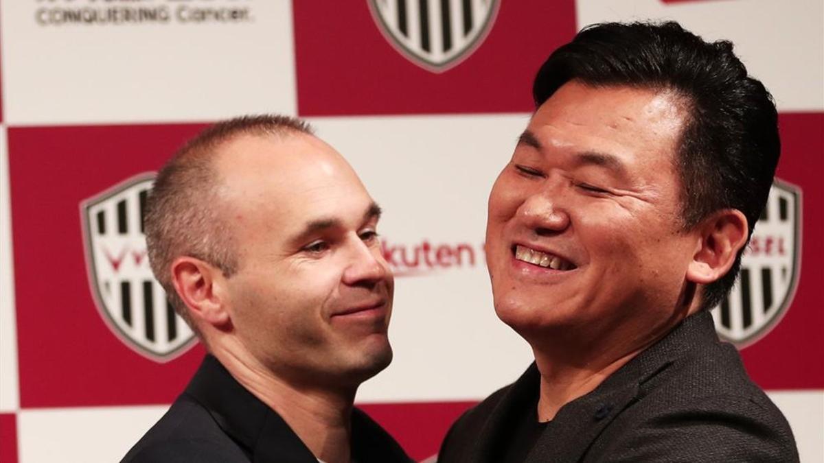 Iniesta, junto a Mikitani