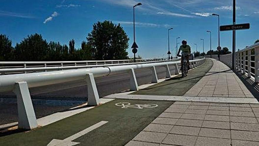 Un usuario en el carril bici del Puente de los Poetas.