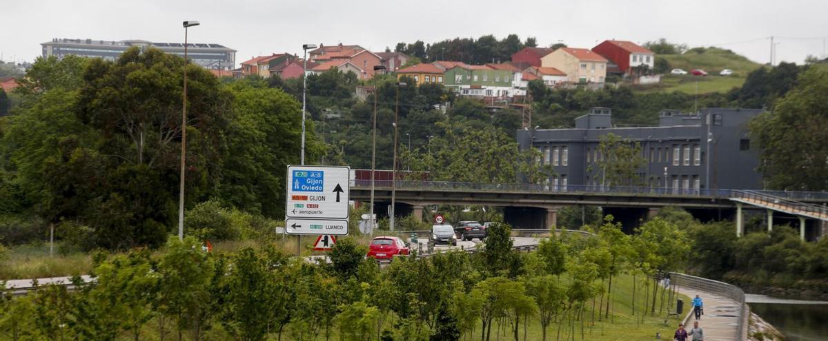 Zona de la arteria del puerto donde está previsto construir una rotonda. | MARA VILLAMUZA