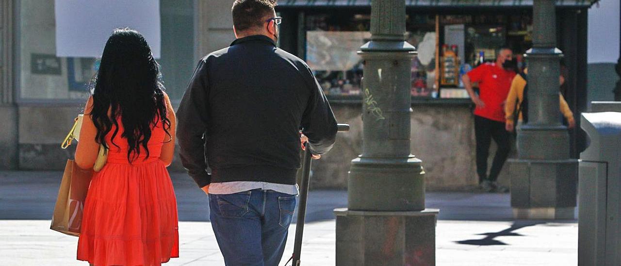 En las zonas peatonales, como la plaza de Galicia, el patinete debe ser llevado de la mano. |   // IÑAKI ABELLA