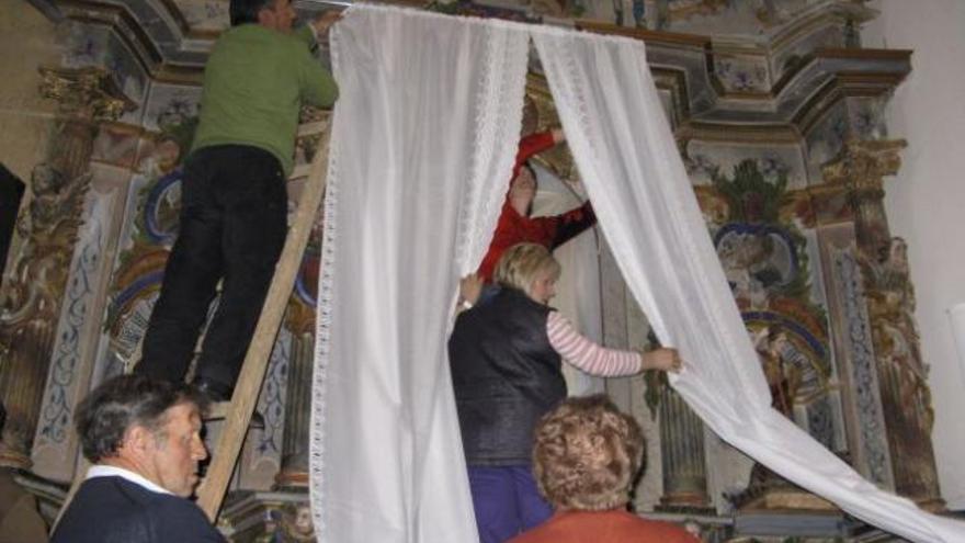 Vecinos de San Cristóbal durante los preparativos de una pasada Semana Santa.