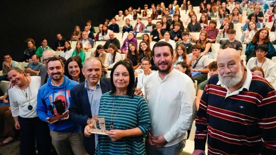 Las actividades fueron clausuradas en u n salón de actos abarrotado.