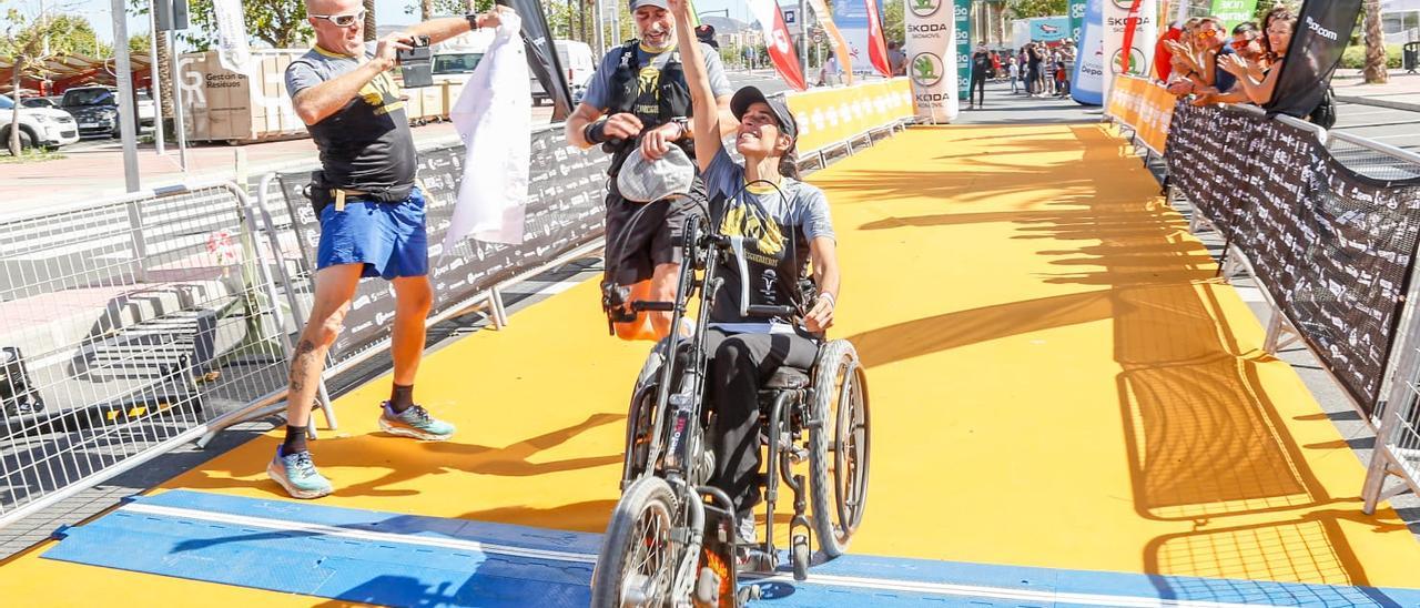 Inma y Toni cruzando la meta en el Ultra Trail de Cartagena.