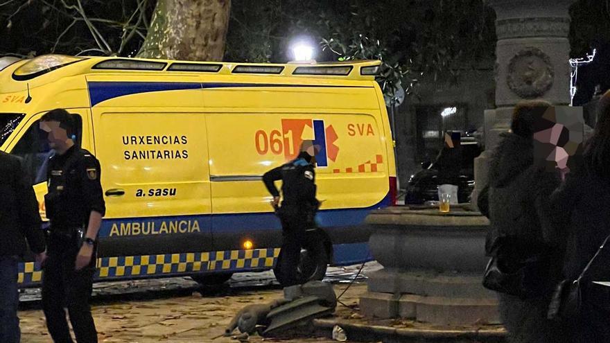 El joven herido al subirse a la estatua de la fuente de Azcárraga y caer con ella sigue grave en la UCI