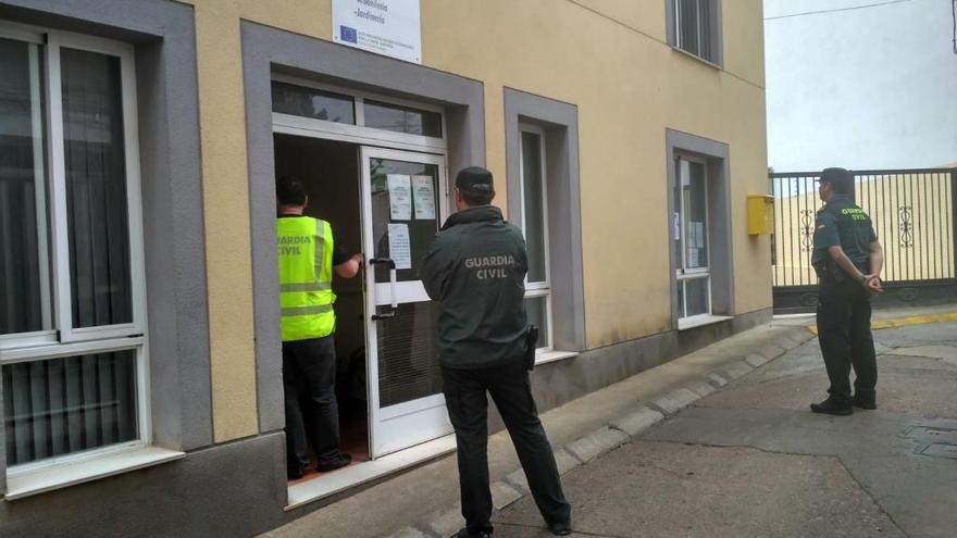 Agentes en el acceso al Ayuntamiento de Navajas