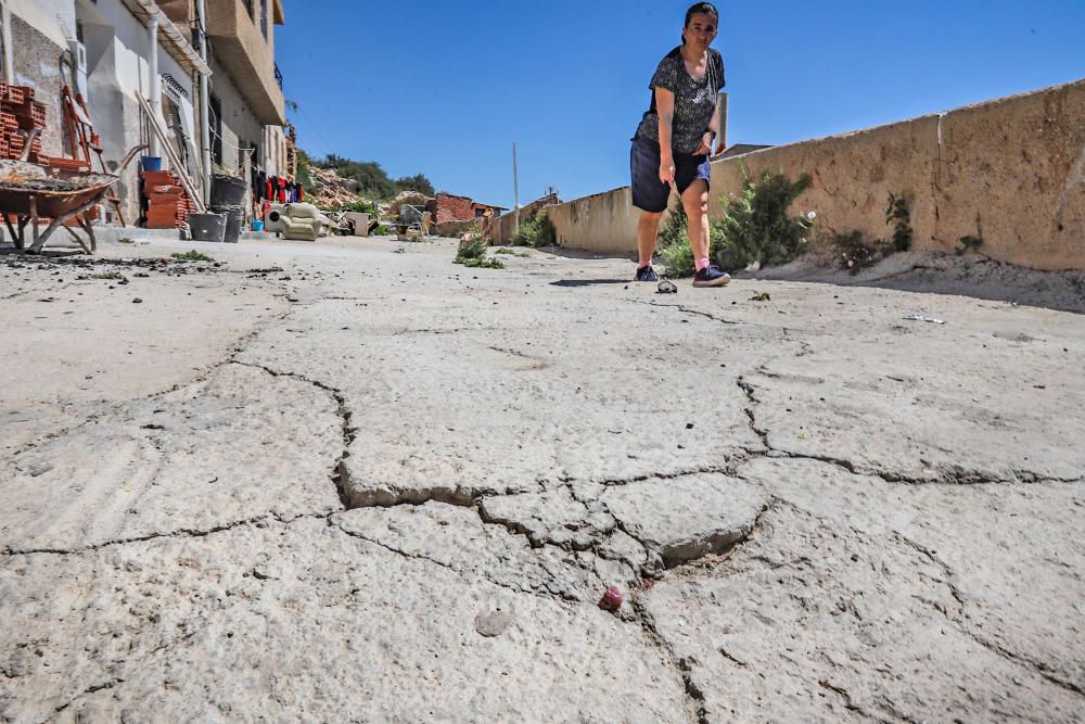 Socavones, grietas... los vecinos de la calle San Bruno de Callosa temen que se venga abajo. El Síndic de Greuges investiga qué van a hacer las administraciones ante la denuncia de treinta familias qu