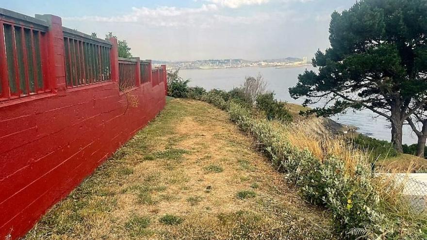 Muro de una propiedad al borde de la costa oleirense en Mera por donde discurrirá la senda. | // L.O.