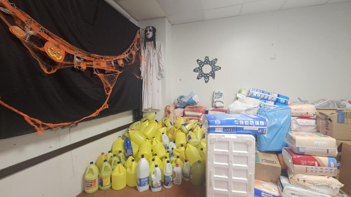 La decoración de Halloween, junto a los productos de primera necesidad