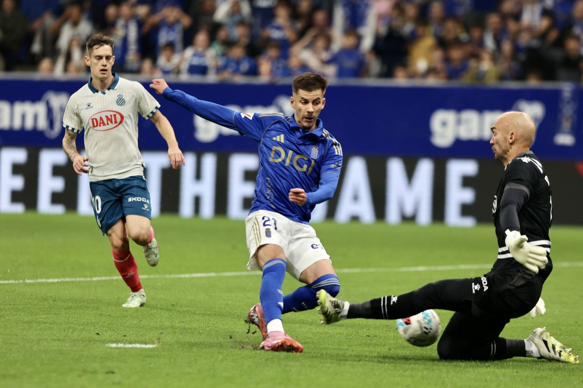 Todas las IMÁGENES del reestreno de Carrión con el Oviedo, con derrota ante el Espanyol 