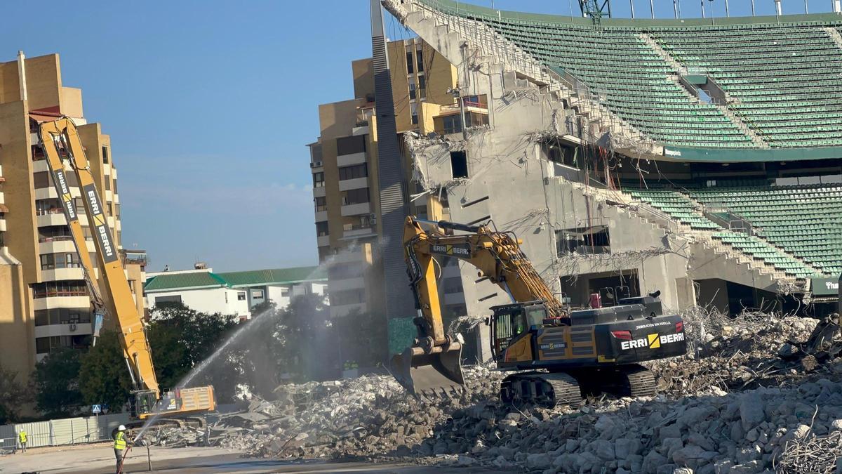 Obras en el Estadio Benito Villamarín durante la demolición de la grada de Preferencia