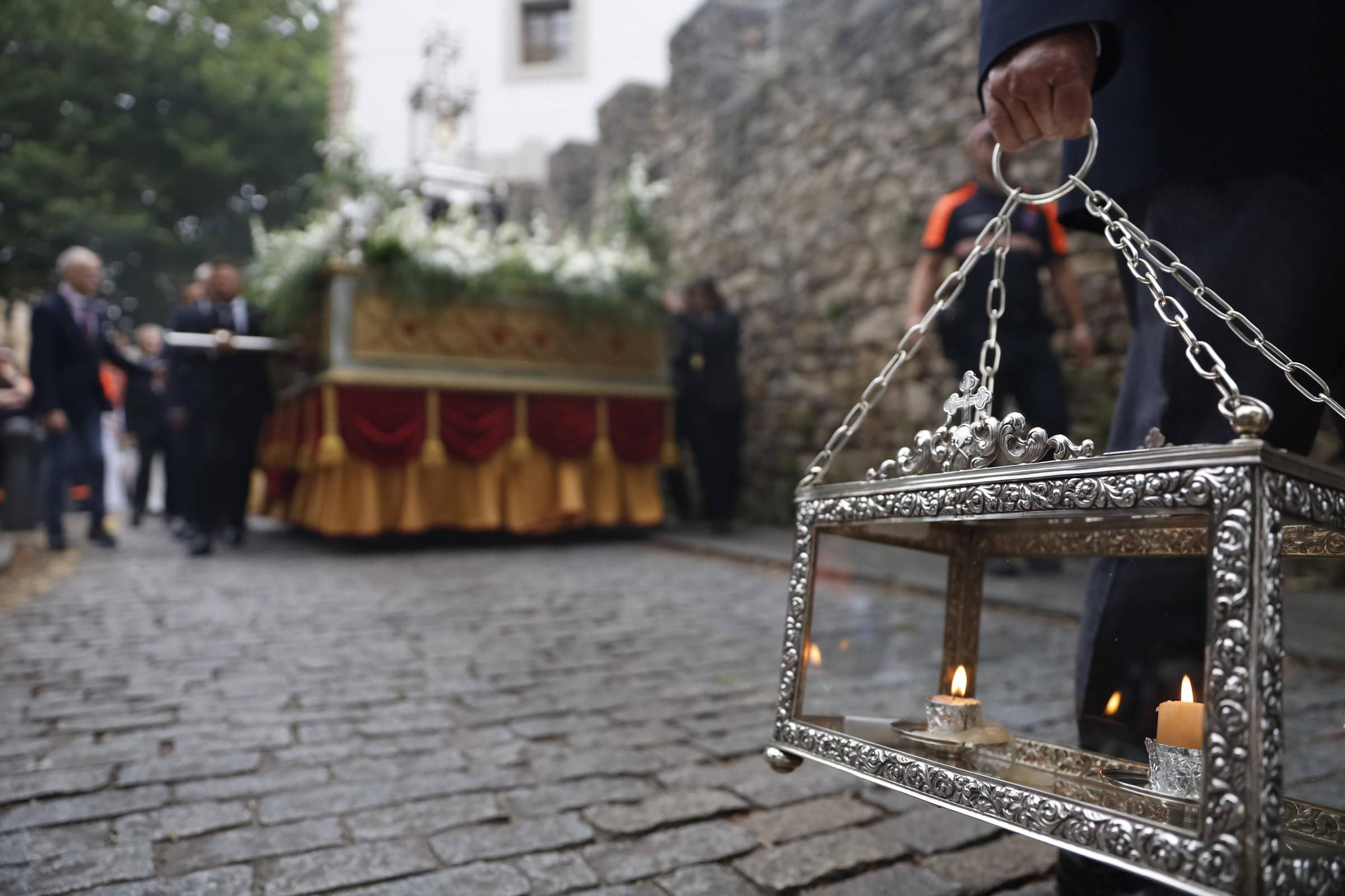Pétalos, incienso, niños... así fue la procesión del Corpus Christi en Gijón (en imágenes)