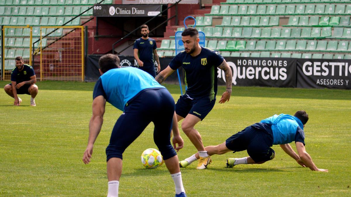 Jugadores del Mérida durante un entrenamiento de esta semana en el Romano José Fouto.