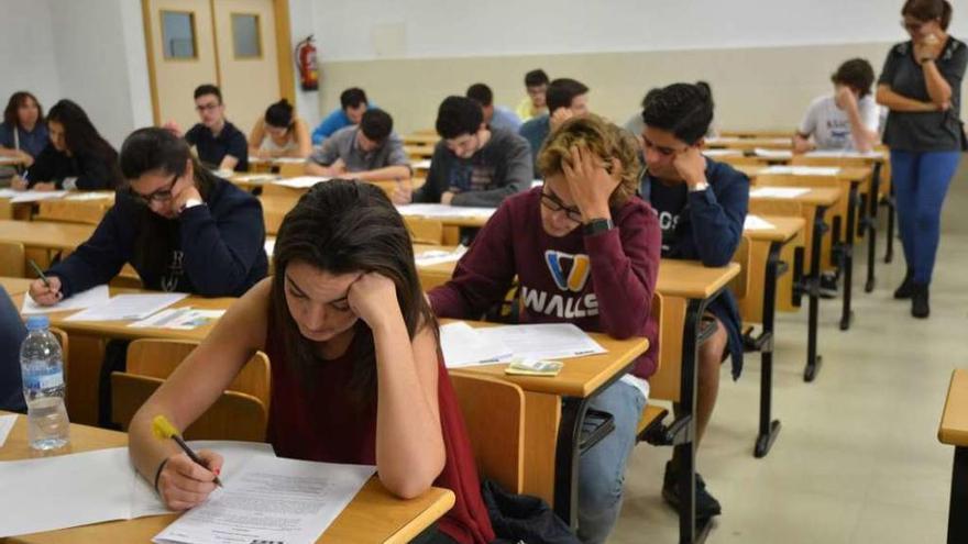 Estudiantes de selectividad en la Facultad de Forestales de Pontevedra. // Gustavo Santos