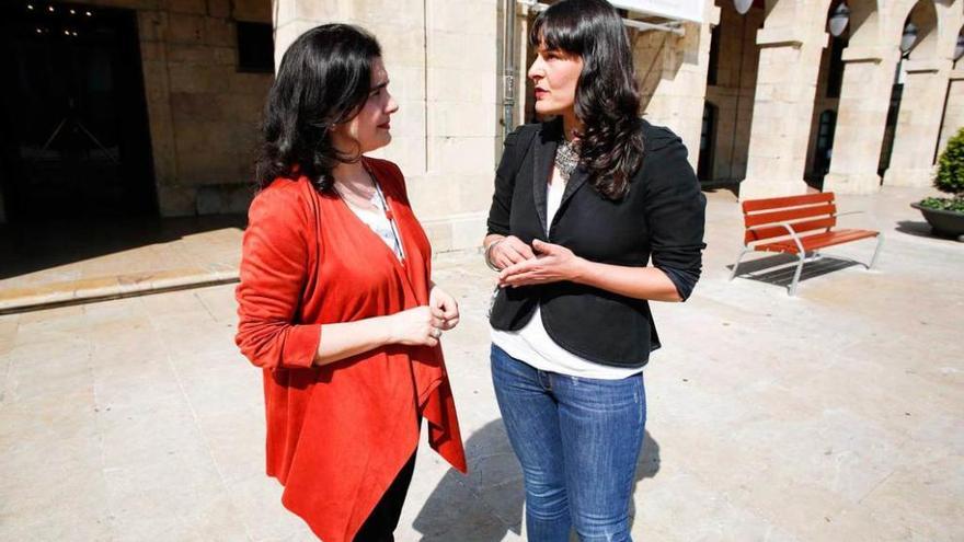 Yolanda Alonso y Elena Fernández, ayer, en la plaza de España.