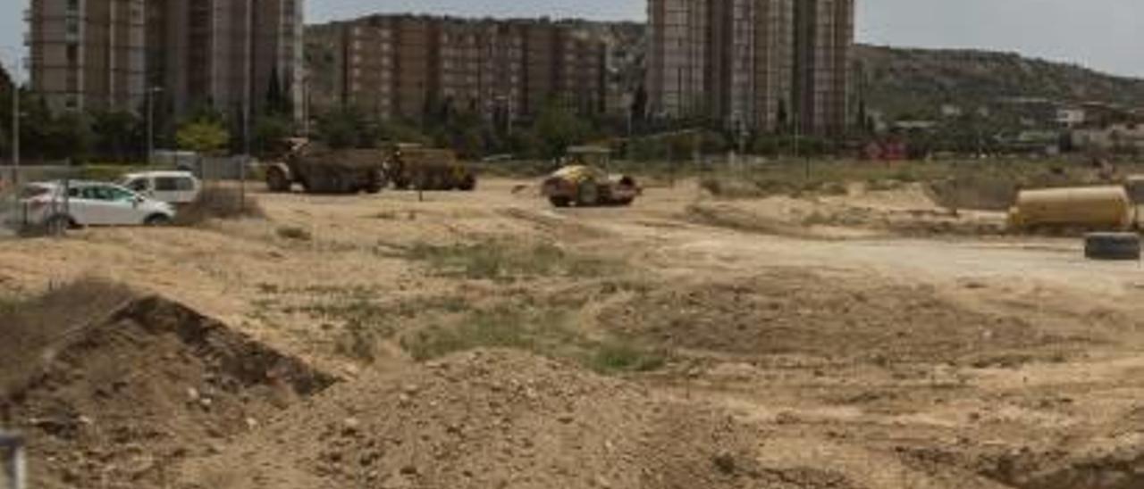 Las máquinas inician la urbanización de unos terrenos en Alicante.