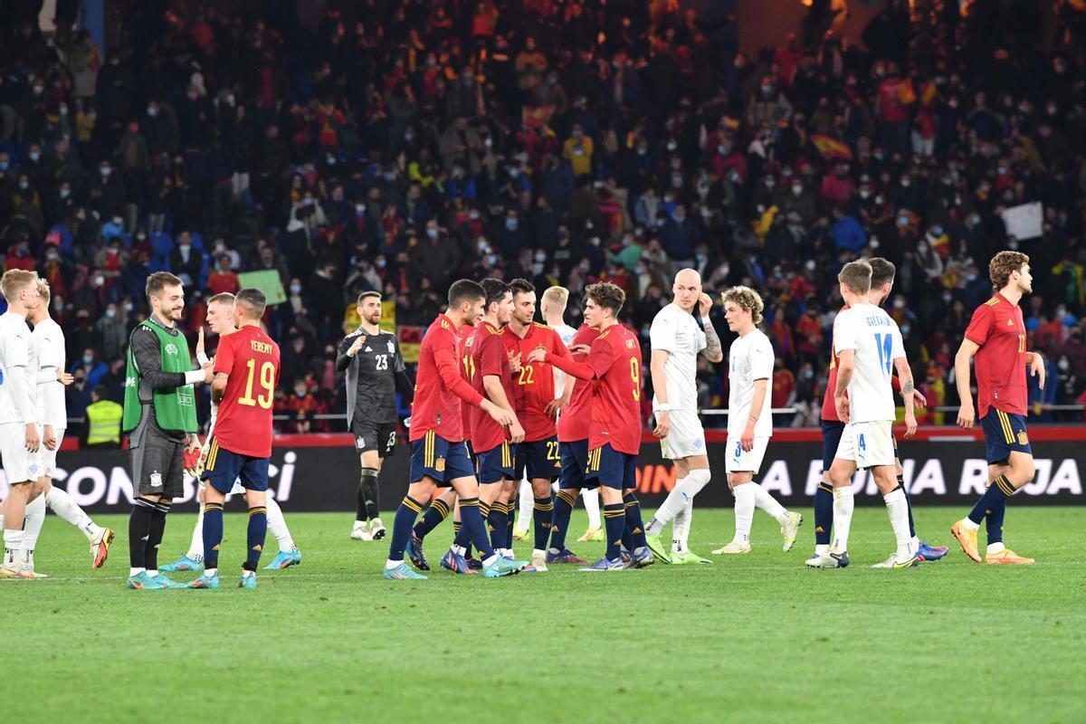 Los jugadores de España celebran en Riazor la victoria ante Islandia