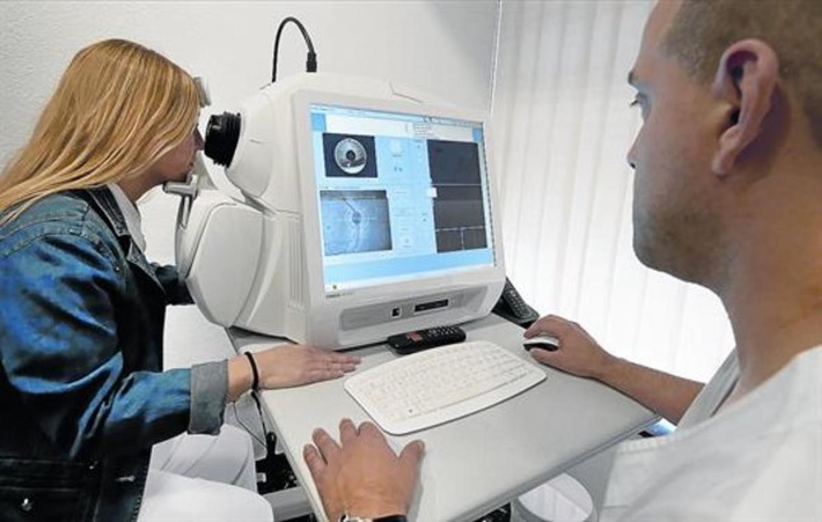 Tècnica de precisió.Realització d’una tomografia de coherència òptica (OCT) a la Clínica Barraquer de Barcelona. La prova diagnòstica dura menys de cinc minuts.