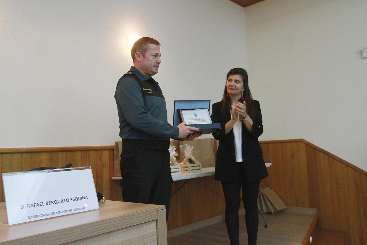El capitán jefe de la Policía Judicial de la Guardia Civil de Ourense, Juan José López Castro, recoge una placa de reconocimiento entregada por la alcaldesa de Lobios, Carmen Yáñez.