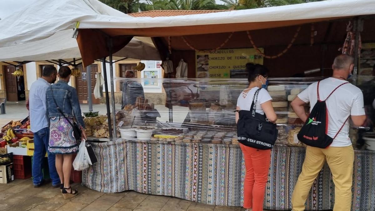 Puesto de venta en un mercadillo tradicional en Gran Canaria.