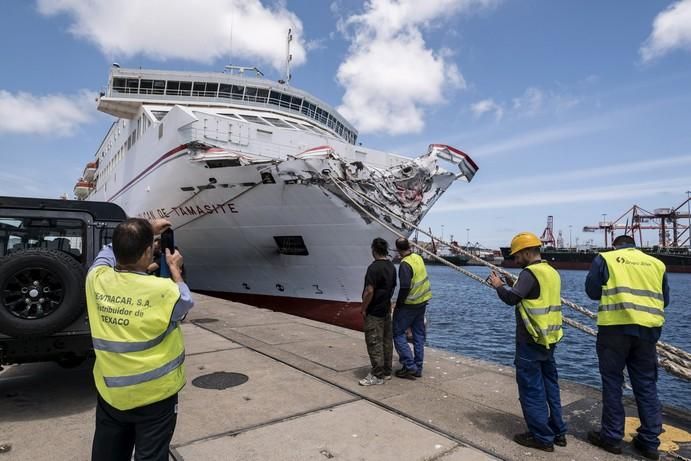 UN FERRY SE ESTRELLA EN EL MUELLE DE LAS PALMAS ...