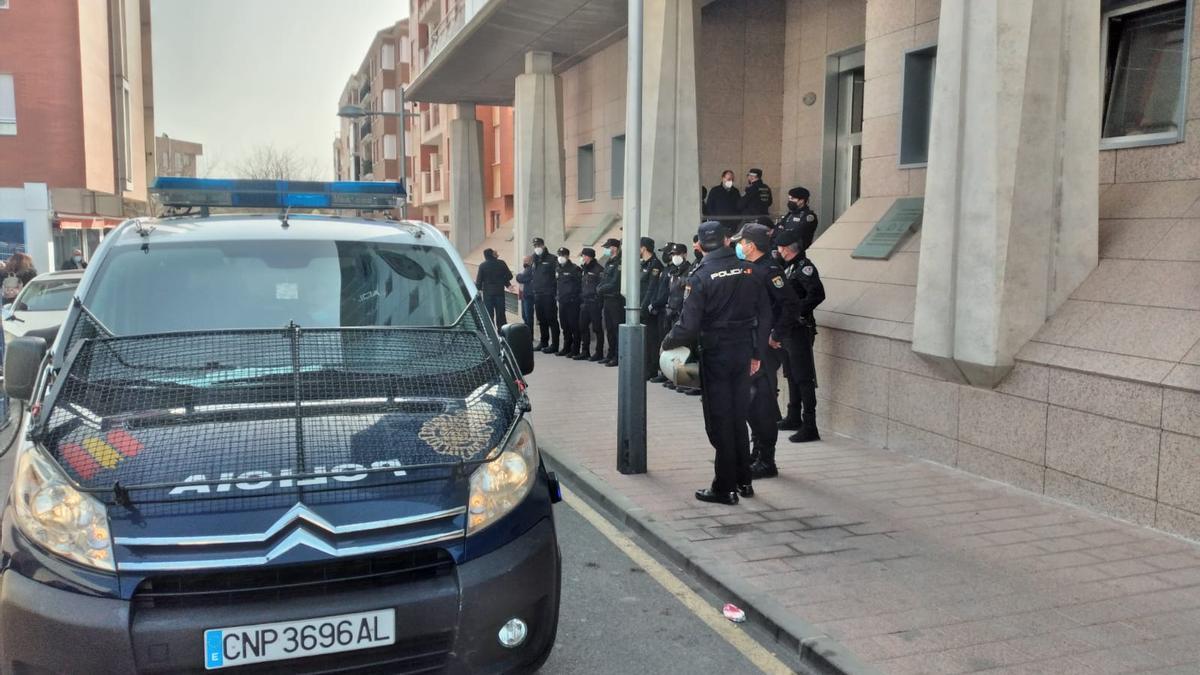 Antidisturbios llegan al Centro de Desarrollo Local de Lorca