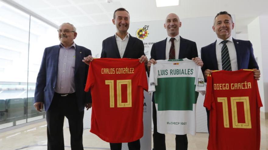 Vicente Muñoz, Carlos González, Luis Rubiales y Diego García, con las camisetas de Elche y de la selección española