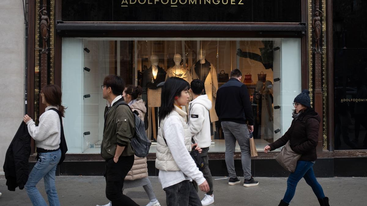Escaparate de la tienda Adolfo DomÃnguez en el Paseo de Gracia en Barcelona