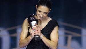 La centrocampista de España y Barcelona Aitana Bonmati habla en el escenario después de recibir el premio a la Mejor Jugadora de la FIFA durante la ceremonia de los Best FIFA Football Awards 2023 en Londres el 15 de enero de 2024. (Foto de Adrian DENNIS / AFP)