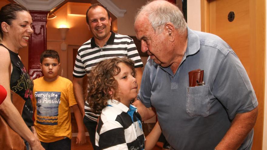 Juan José recibe la felicitación de sus familiares tras el sorteo en el Principal