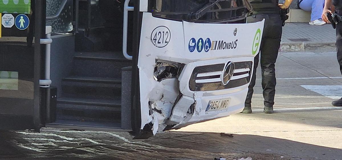 El bus ha rebut en un lateral de la part frontal