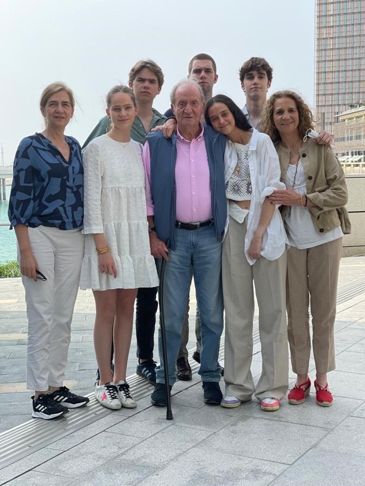 El Rey emérito acompañado de su familia en Abu Dabi, a 15/04/2022.