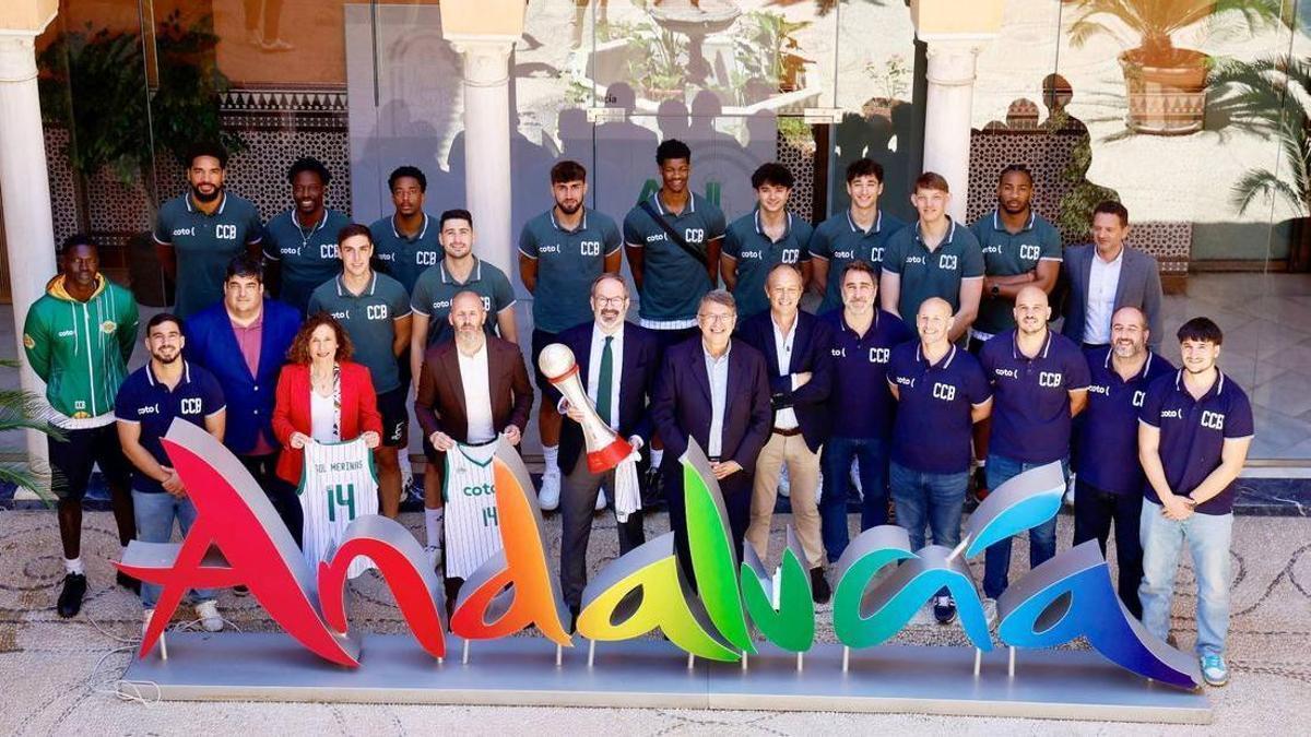 Los componentes del Coto Córdoba, junto a las autoridades de la Junta de Andalucía presentes en el acto de reconocimiento a su ascenso.