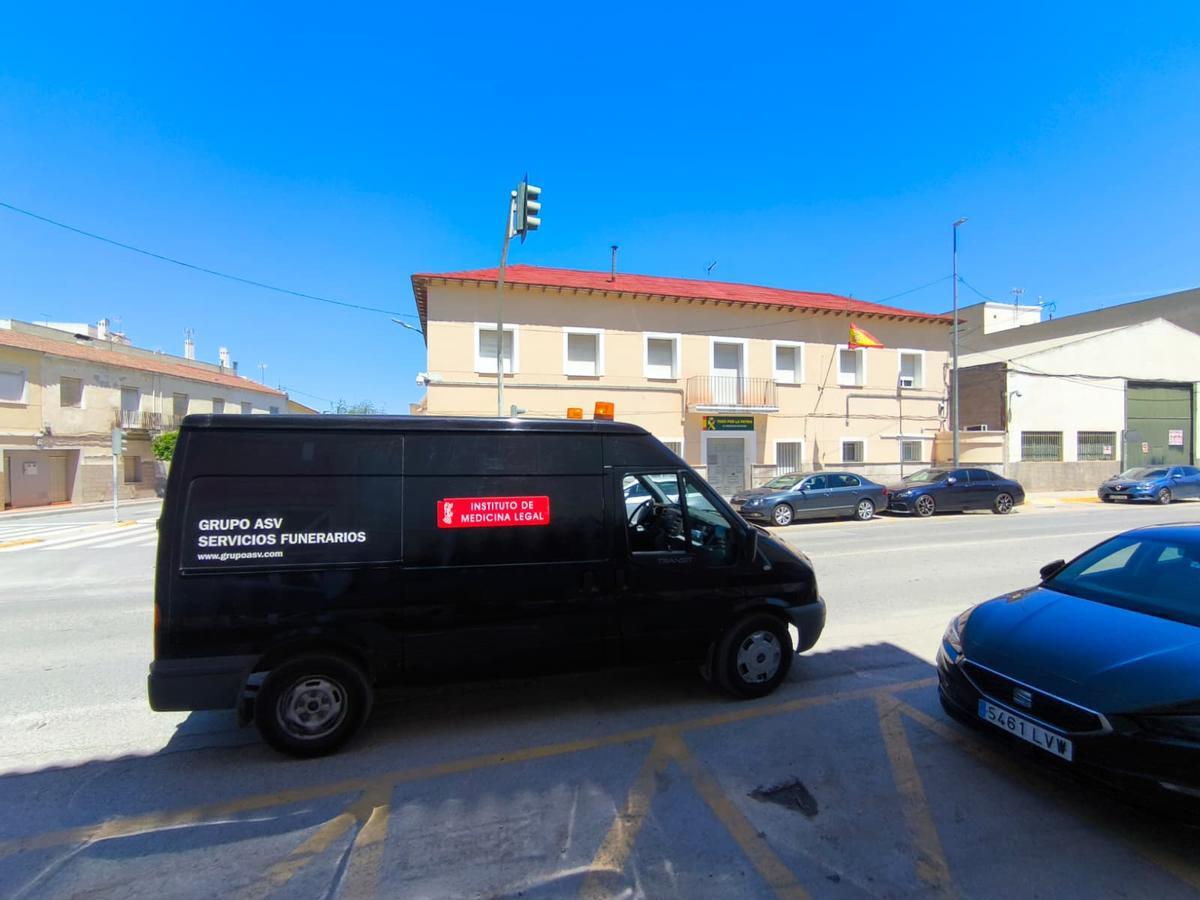 Investigación abierta en el cuartel de Dolores tras hallarse los cuerpos de un guardia civil, su mujer y su hijo
