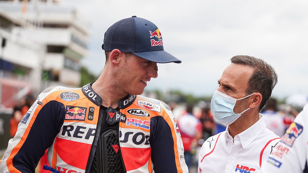 Pol Espargaró y Alberto Puig, antes de la salida del GP de Catalunya