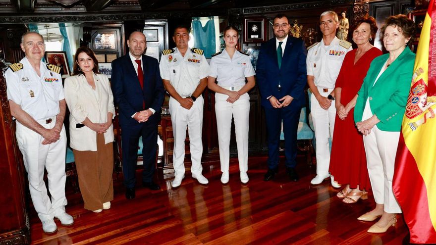 VÍDEO: Los comandantes y el almirante de Ferrol agradecen la acogida del Ayuntamiento gijonés y regresan al Puerto.