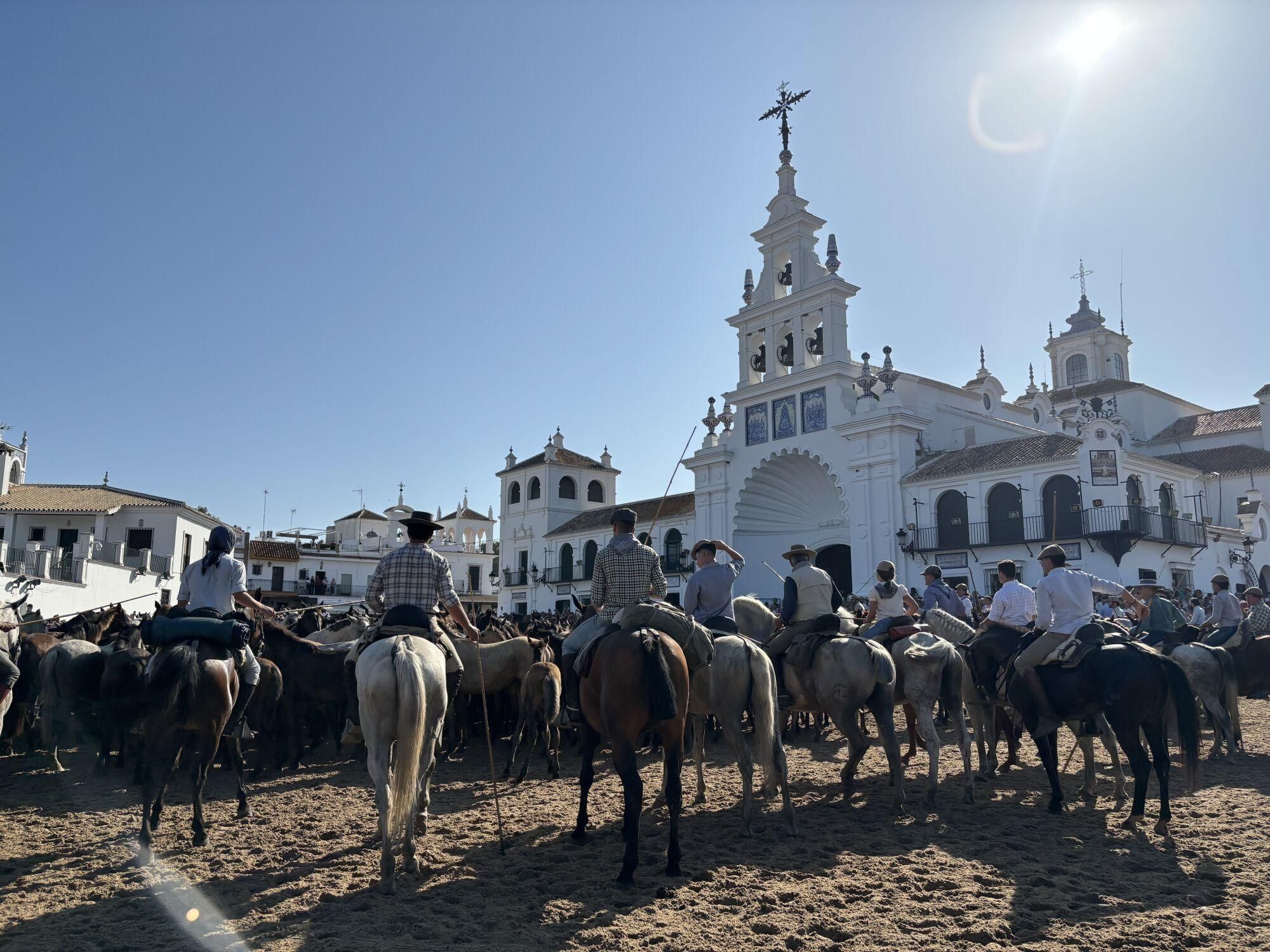 HU02. (HUELVA), 26/06/2025.-Los yegüerizos de Almonte (Huelva) cumplen con la tradición de la &#039;Saca de las Yeguas&#039;, como cada 26 de junio, en la que miles de equinos que viven en estado semisalvaje en la marisma de Doñana-unos 1.300 este 2025- la abandonan con dirección a Almonte y en ese camino, uno de los puntos claves, es el paso de los animales ante el Santuario de la Virgen del Rocío. EFE/Laura Rincón