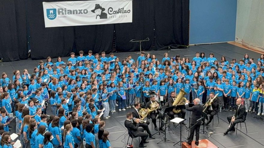 O director Maximino Zumalave dirixe o concentro de onte de «No bico un cantar». | FdV