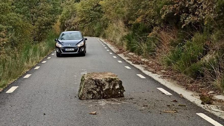 Roca de grandes dimensiones caída en la carretera de Porto.