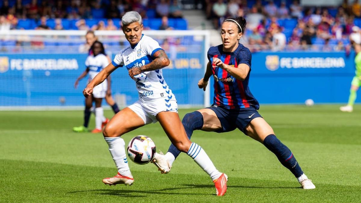 María Jose con la UDG Tenerife Egatesa ante el FC Barcelona en partido de la Liga F