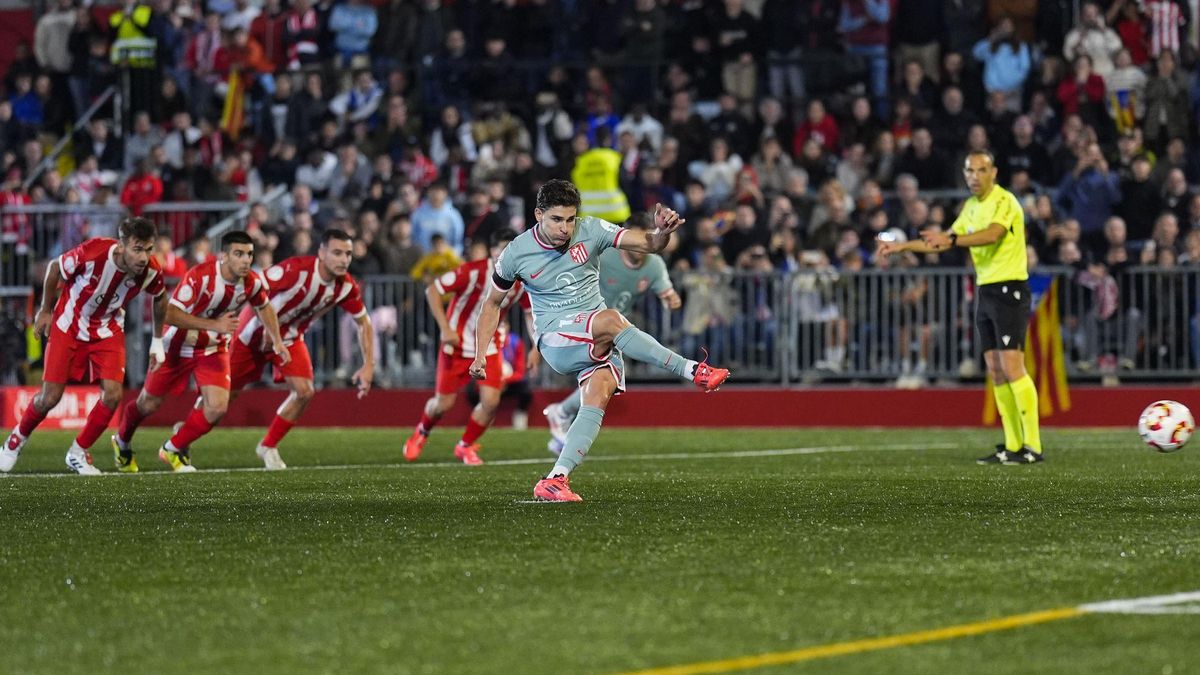 Julián Álvarez marca de penalti ante el Vic en la primera ronda de la Copa del Rey.