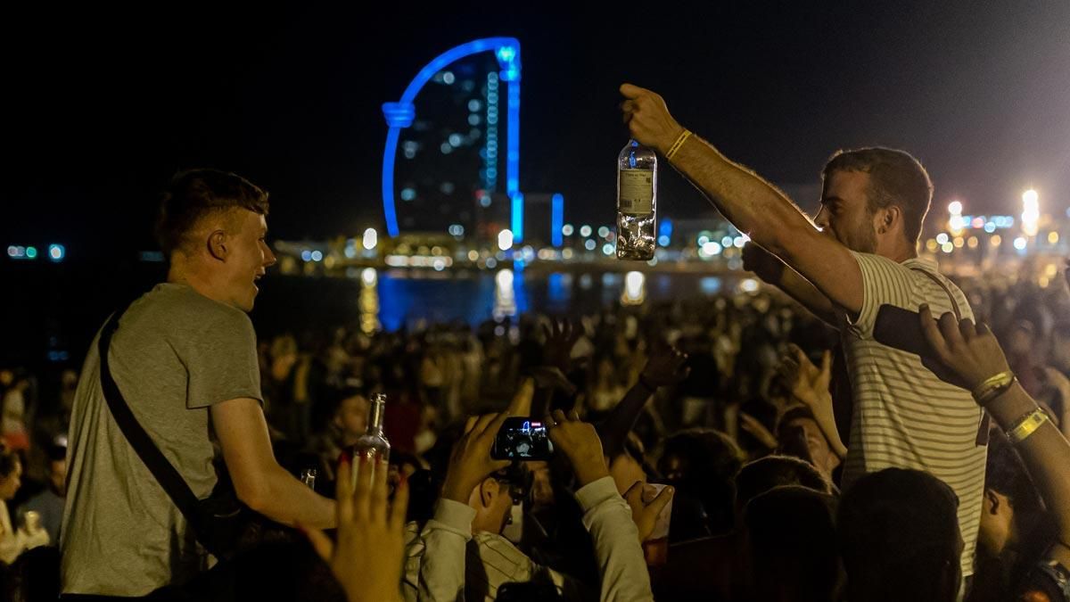 Jóvenes de botellón en la playa de la Barceloneta