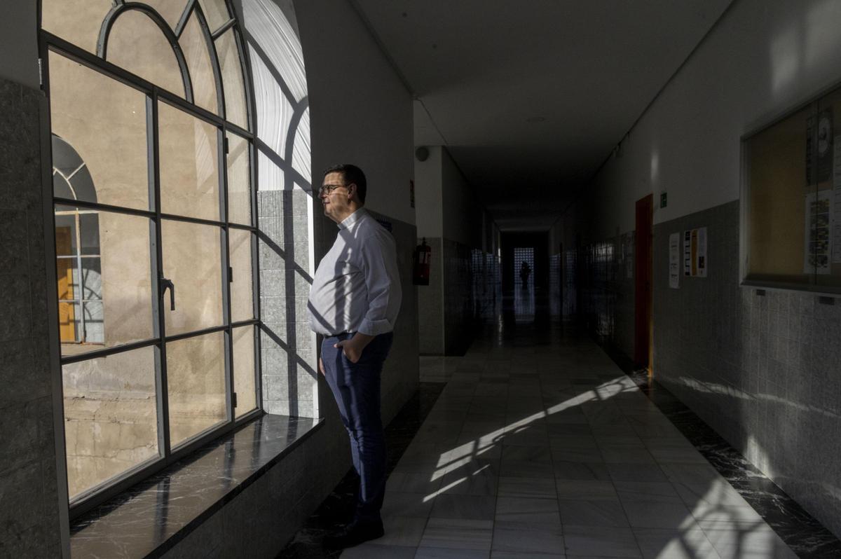Carlos Gandía en uno de los pasillos del seminario.
