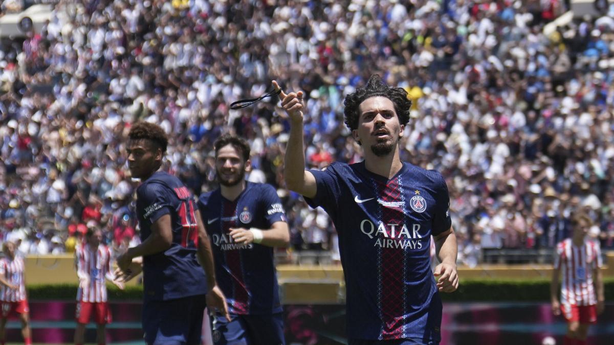 Paris Saint-Germain's Vitinha celebrates scoring his side's second goal during the Club World Cup group B soccer match between PSG and Atletico Madrid in Pasadena, Calif., Sunday, June 15, 2025. (AP Photo/Jae Hong) Associated Press/LaPresse. EDITORIAL USE ONLY/ONLY ITALY AND SPAIN